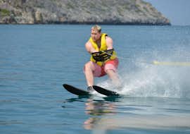 Wasserski in Agia Marina bei Chania mit Cactus Water Sports Center Agia Marina Eine Person genießt das Wasserskifahren in Agia Marina mit dem Cactus Water Sports Center.