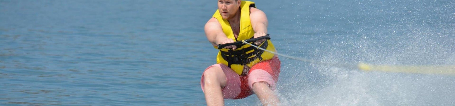 Foto van een man op het water tijdens het waterskiën in Agia Marina in Chania met Cactus Water Sports Center Agia Marina.