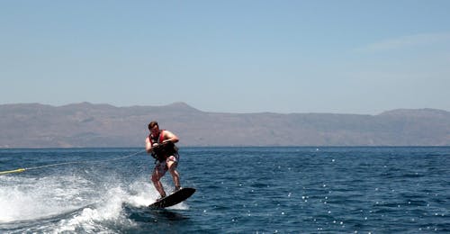 Wakeboard in Agia Marina bei Chania mit Cactus Water Sports Center Agia Marina Eine Person nimmt am Wakeboarding in Agia Marina mit Cactus Water Sports Center teil.