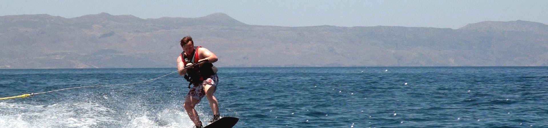 Foto van een man op het water tijdens de wakeboardlessen in Agia Marina in Chania met Cactus Water Sports Center Agia Marina.