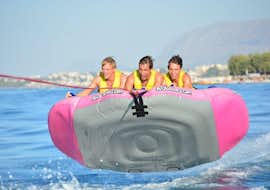 Airstream in Agia Marina bei Chania mit Cactus Water Sports Center Agia Marina Eine Gruppe von Freunden genießt ihre Fahrt mit dem Airstream in Agia Marina gemeinsam mit dem Cactus Water Sports Center.