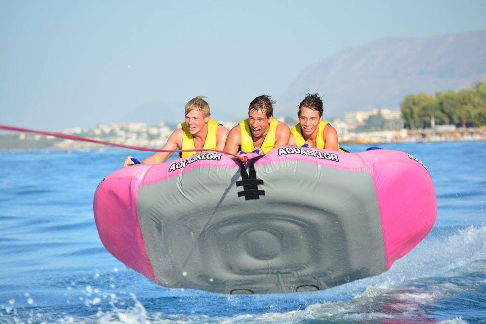 Sortie en Airstream à Agia Marina près de Chania avec Cactus Water Sports Center Agia Marina Un groupe d'amis profite de sa Sortie en Airstream à Agia Marina avec Cactus Water Sports Center.