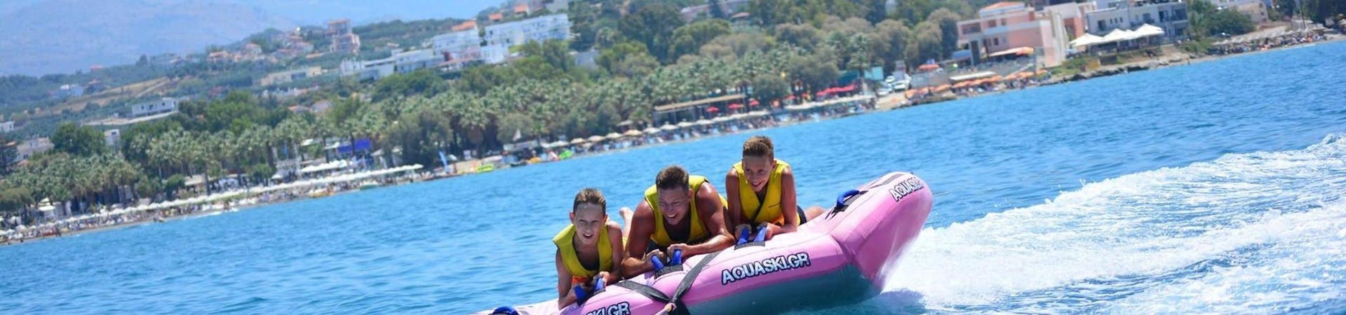 Una familia se divierte durante la actividad Airstream Ride en Agia Marina con Cactus Water Sports Center.