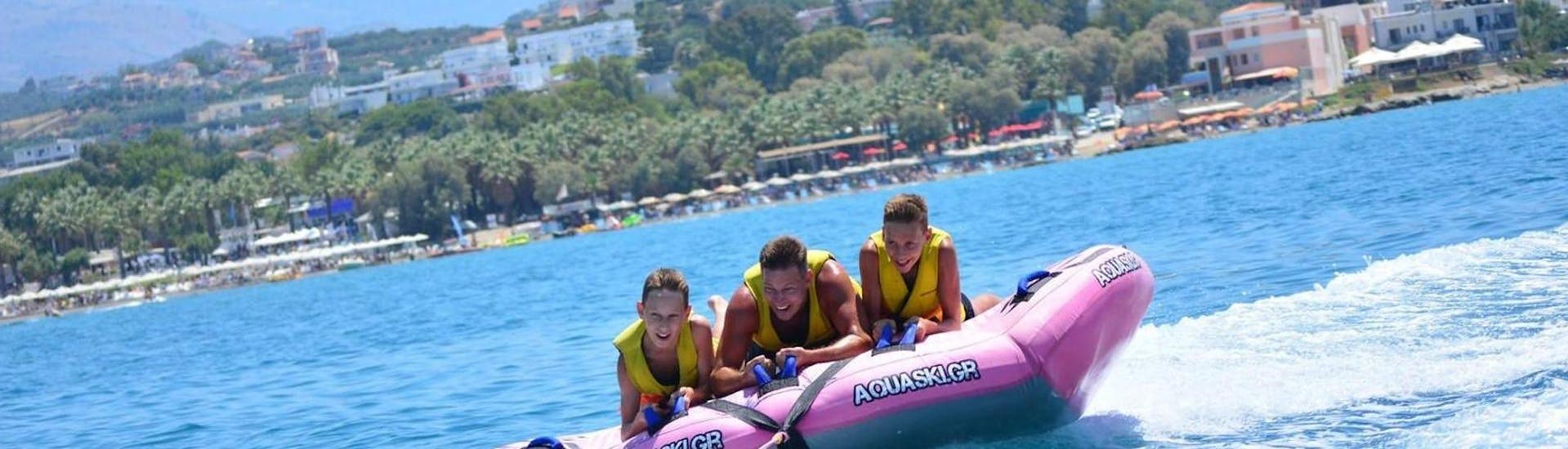 Una familia se divierte durante la actividad Airstream Ride en Agia Marina con Cactus Water Sports Center.