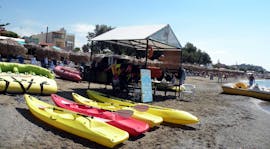 Une photo du cabanon qui regroupe le matériel pour l'activité de Location de stand up paddle à Agia Marina avec Cactus Water Sports Center.
