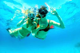 Twee deelnemers snorkelen onder water in Santa Ponsa tijdens een tour aangeboden door ZOEA Mallorca.
