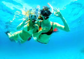 Two participants snorkeling under water in Santa Ponsa during a tour offered by ZOEA Mallorca.