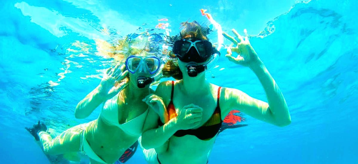 Dos participantes buceando bajo el agua en Santa Ponsa durante un tour ofrecido por ZOEA Mallorca.