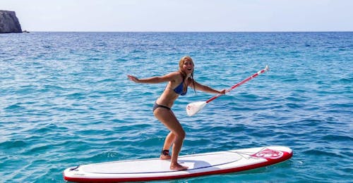 SUP verhuur in Santa Ponsa Cover Een deelnemer stand-up paddling met een verhuur aangeboden door ZOEA Mallorca.