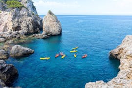 Un grupo de participantes navegando en kayak por las Islas Malgrats durante una visita guiada ofrecida por ZOEA Mallorca.