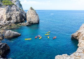 A group of participants kayaking in the Malgrats Islands during a guided tour offered by ZOEA Mallorca.