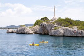 Un grupo de participantes navegando en kayak en las Islas Malgrats con alquileres ofrecidos por ZOEA Mallorca.