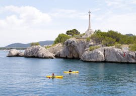 A group of participants kayaking in the Malgrats Islands with rentals offered by ZOEA Mallorca.