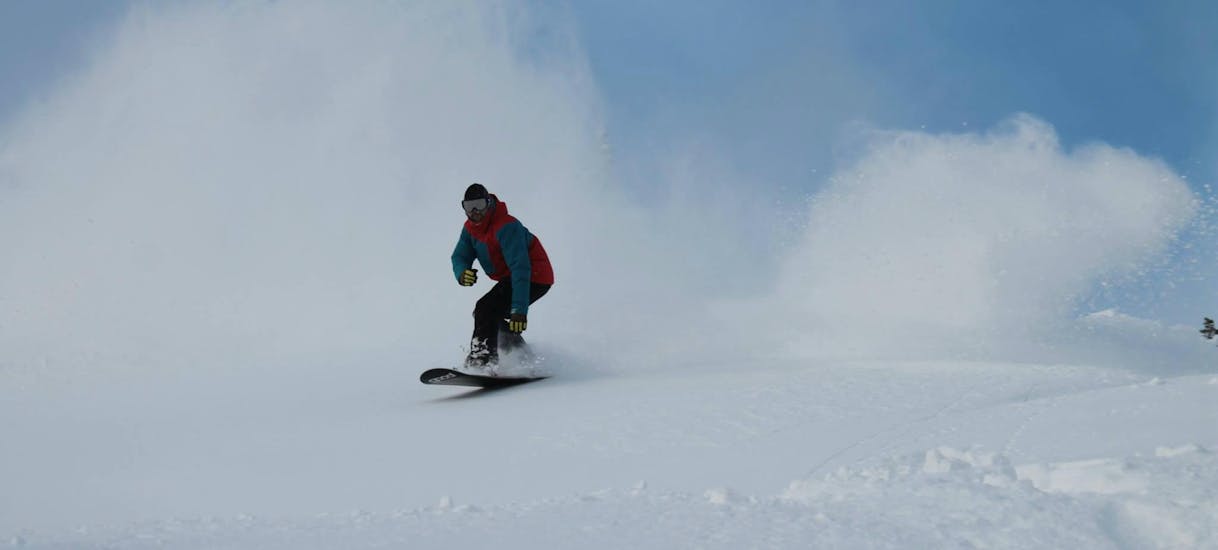 Ein Snowboarder beim Snowboardkurs für Kinder mit Ausrüstung bei der Snowboardschule Boardstars Schladming.