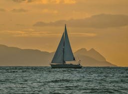 Private Sunset Sailing Cruise die Santorini bewondert tijdens het gouden uur met uitzicht op Caldera en Oia.