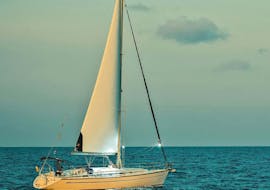 Une journée de balade privée en yacht pour découvrir et s'émerveiller des beautés de Santorin.