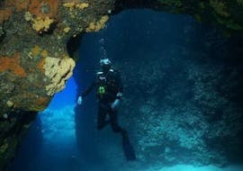 Un homme plongeant pendant une Plongée d'exploration à Chania pour Plongeurs certifiés avec Blue Adventures Diving Chania.