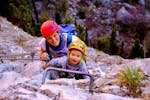 Mamma e figlio che arrampicano nella via ferrata a Monte Colodri con Skyclimber Tremosine.