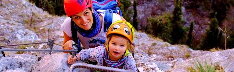 Moeder en kind klimmen tijdens Via Ferrata op de Monte Colodri voor gezinnen met SKYclimber Tremosine.