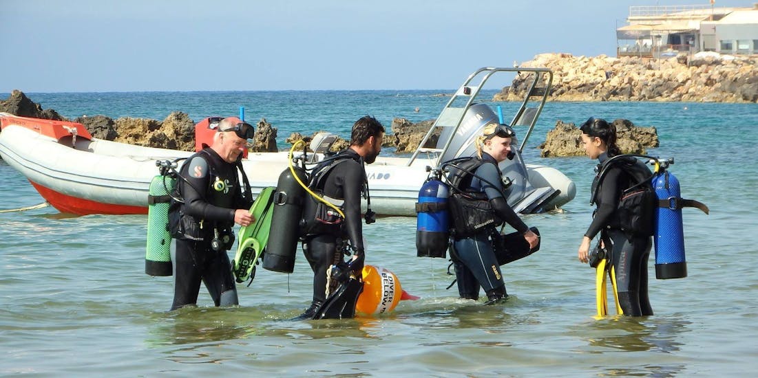 Un groupe après sa Formation plongée PADI Scuba Diver à Chania pour Débutants avec Blue Adventures Diving Chania.