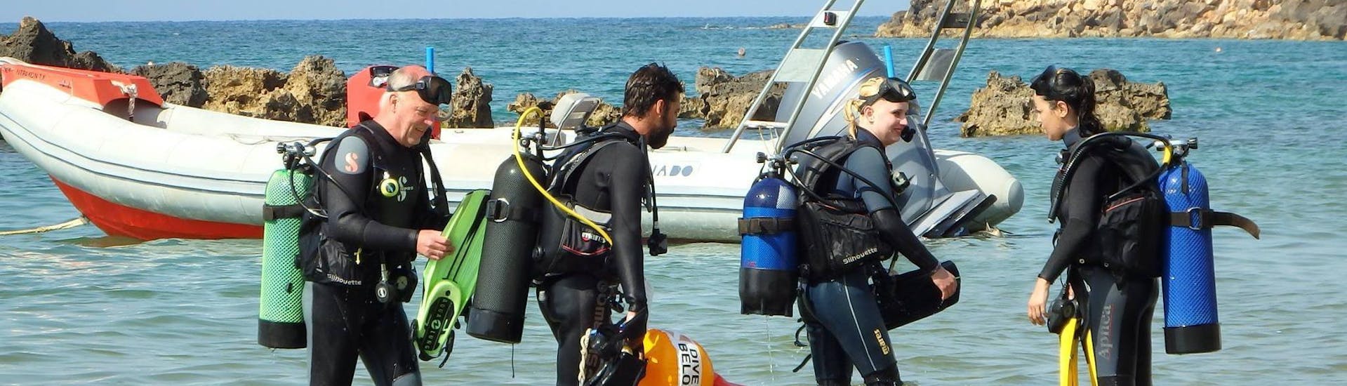 Un groupe après sa Formation plongée PADI Scuba Diver à Chania pour Débutants avec Blue Adventures Diving Chania.