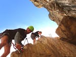 Una chica se enfrenta a una vía ferrata con el guía de Skyclimber, durante la vía ferrata Monte Albano con adrenalina máxima.