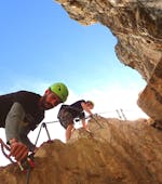 Ein Mann folgt dem Skyclimber-Führer während der Via Ferrata Monte Albano Ultimate Adrenaline.