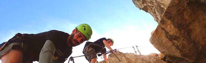 Ein Mann folgt dem Skyclimber-Führer während der Via Ferrata Monte Albano Ultimate Adrenaline.