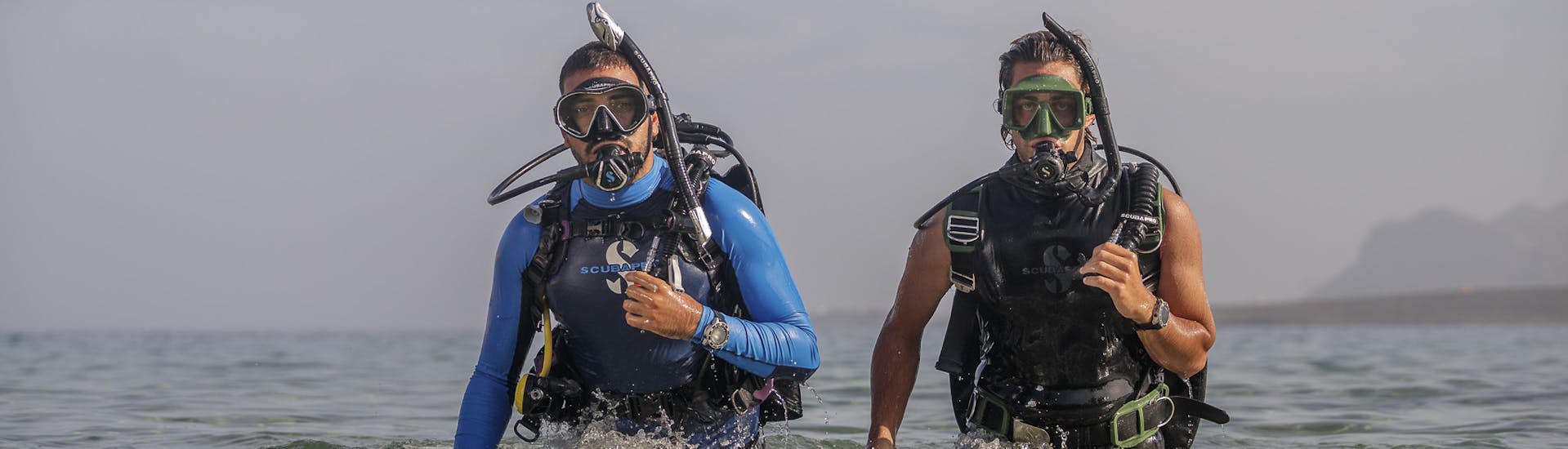 Eine Person beim PADI Advanced Open Water Diver Tauchkurs in Chania mit Blue Adventures Diving Chania.