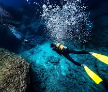 Eine Person beim PADI Advanced Open Water Diver Tauchkurs in Chania mit Blue Adventures Diving Chania.