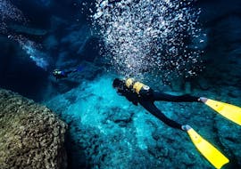 Une personne pendant sa Formation plongée PADI Advanced Open Water à Chania avec Blue Adventures Diving Chania.