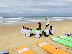 Eine Gruppe von Schülern fährt zum Meer, um mit der It's On Surf School den Surfunterricht für alle Niveaus ab 8 Jahren zu besuchen.