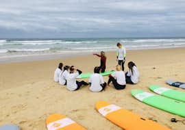 Surfunterricht (ab 8 J.) in Biscarosse inkl. Transfer mit It's On Surf School Arcachon Eine Gruppe von Schülern fährt zum Meer, um mit der It's On Surf School den Surfunterricht für alle Niveaus ab 8 Jahren zu besuchen.