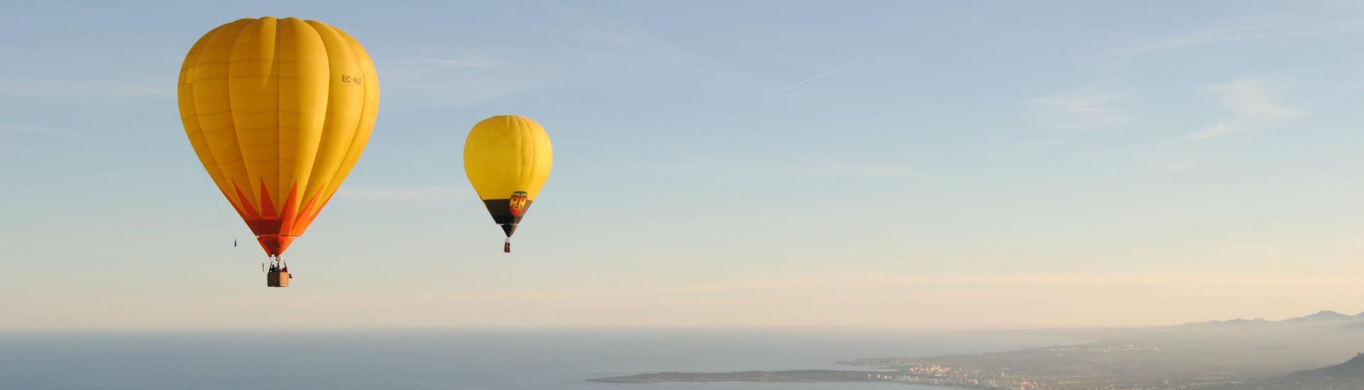 Un grupo de participantes sobrevuela en globo las playas de arena de Mallorca en una actividad que ofrece Illes Balears Ballooning.