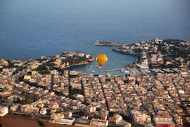 A group of participants hot air ballon flying over the sandy beaches of Mallorca in an activitiy offered by Illes Balears Ballooning.