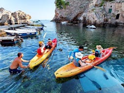 Sommige mensen kajakken tijdens het zeekajakken naar het eiland Lokrum in Dubrovnik met X-Adventure Sea Kayaking Dubrovnik.