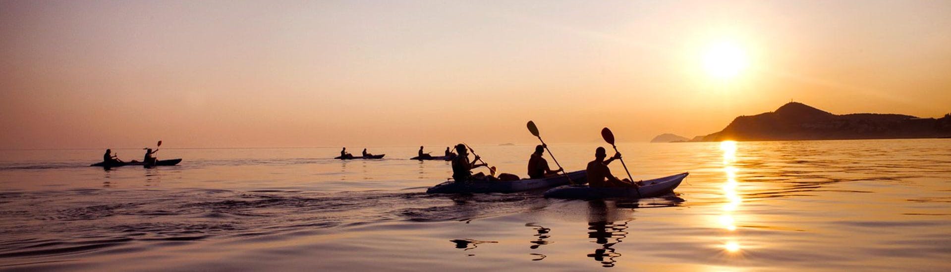 Des personnes faisant du kayak pendant le coucher de soleil sur l'île de Lokrum à Dubrovnik avec X-Adventure Kayak de mer Dubrovnik.