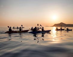 Alcune persone in kayak durante il kayak in mare al tramonto verso l'Isola di Lokrum a Dubrovnik con X-Adventure Sea Kayaking Dubrovnik.