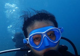 Picture of a diver during the trial scuba diving for beginners in Santorini with Santorini Diving Center.