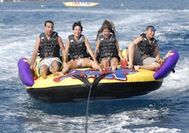 Eine Gruppe von Kindern hat viel Spaß bei den Crazy Squab & Ringos Rides in Perissa oder Perivolos auf Santorin mit Wavesports Santorini.