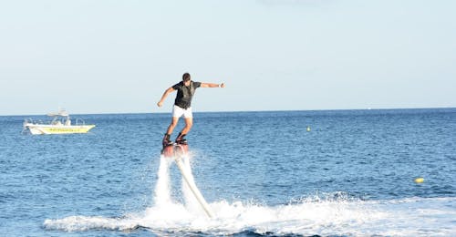 Flyboarding a Perissa - Spiaggia di Perissa Flyboarding a Perissa - Spiaggia di Perissa.