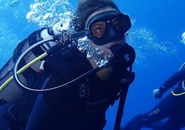 Picture of a diver during the PADI Open Water Diver for beginners in Santorini met Santorini Diving Center.