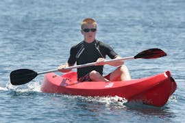 Kayak y piragua fácil en Perivolos - Playa de Perissa con Wavesports Santorini.