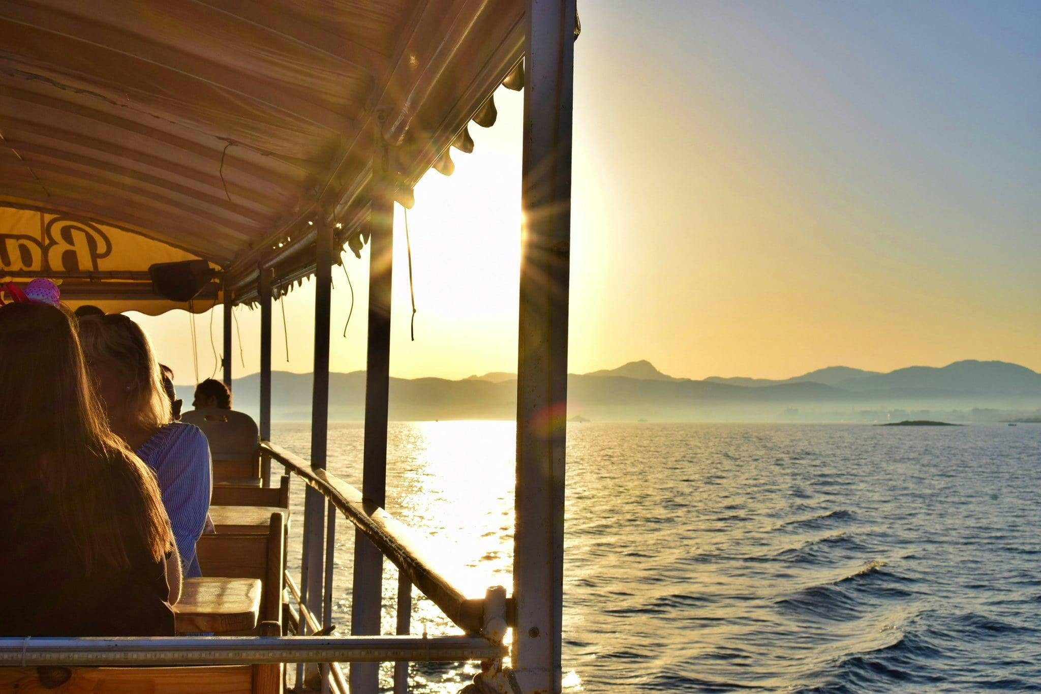 Giro in barca al tramonto intorno a Palma di Maiorca con musica live Giro in barca al tramonto intorno a Palma di Maiorca con musica live.