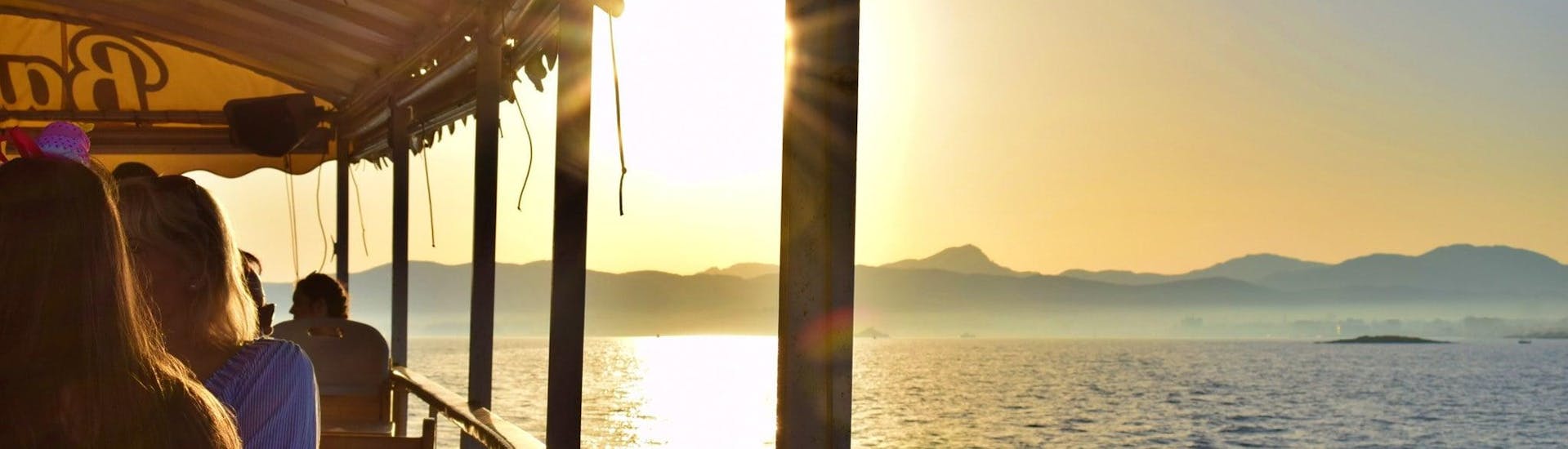 Giro in barca al tramonto intorno a Palma di Maiorca con musica live.