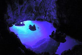 Diverse barche nella grotta blu durante una Gita in barca alla Grotta Azzurra e alla Grotta Verde da Hvar con HvarCruise.
