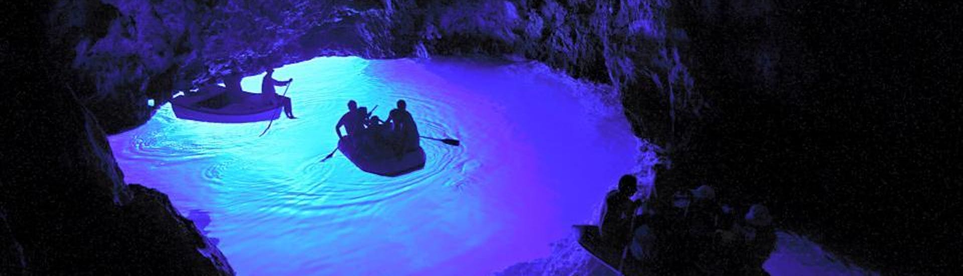 Varios barcos en una cueva azul durante un Paseo en barco a las Cuevas Azul y Verde desde Hvar with HvarCruise.