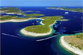 Vista aerea de las islas Pakleni durante un Paseo privado en barco a las islas Pakleni y las rocas rojas desde Hvar con HvarCruise