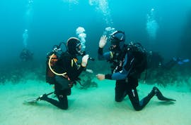 Two divers waving during the scuba diving course for beginners - PADI Scuba Diver with Haliotis Peniche.