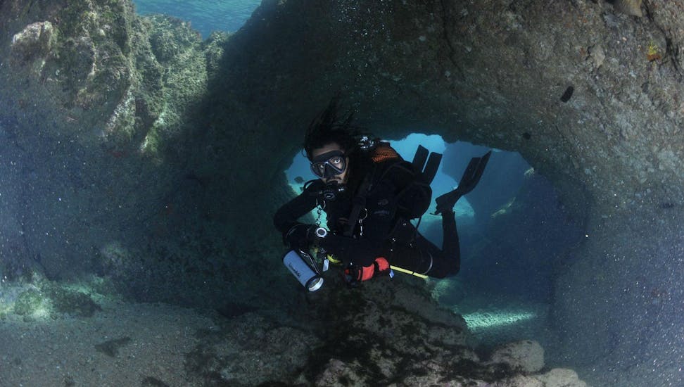 Picture of a diver underwater during the scuba diving course - PADI Advanced Open Water Diver with Haliotis Peniche.